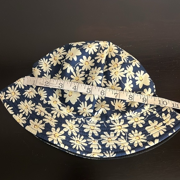Reversible bucket hat daisies print/solid black. NWOT - Picture 9 of 9